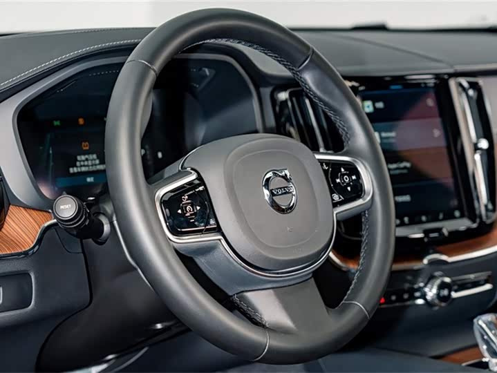 Volvo XC60 2025 B 5 4 WD — фото 10