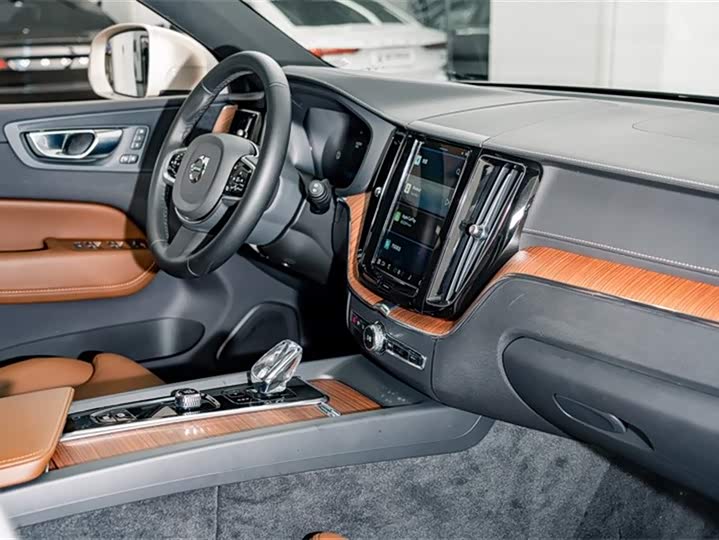Volvo XC60 2025 B 5 4 WD — фото 18
