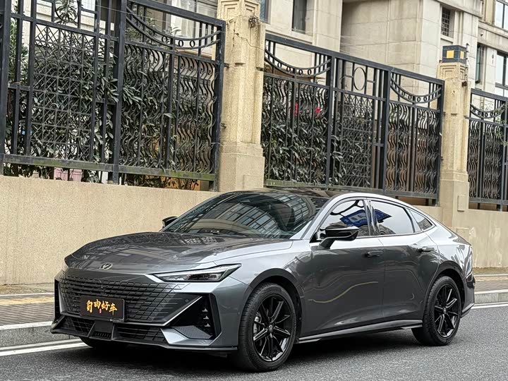 Changan UNI-V 2023 1.5 T Premium — фото 1
