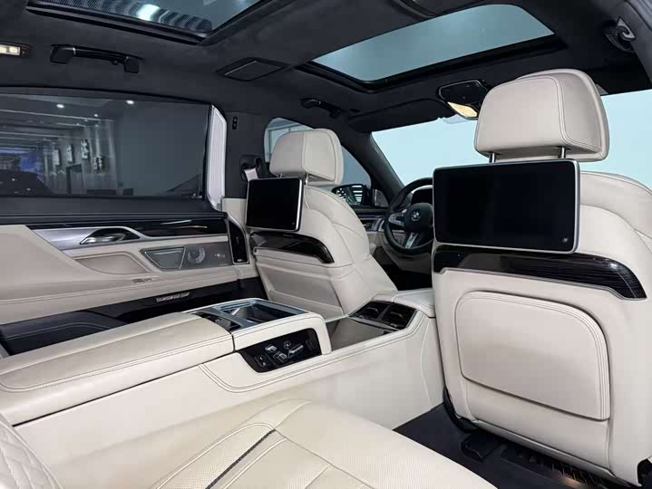BMW 7-Series 2017 M 760 Li x Drive — фото 14