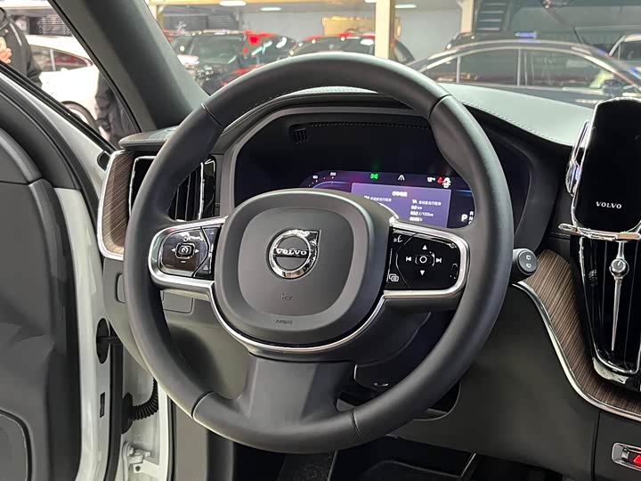 Volvo XC60 2023 B 5 4 WD — фото 15