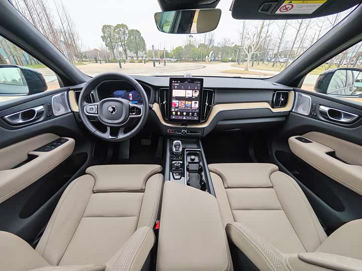 Volvo XC60 2026 B 5 4 WD — фото 27