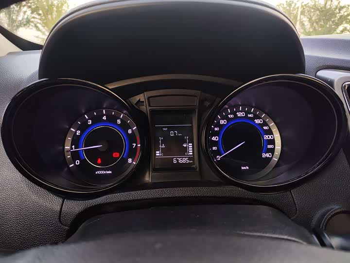 Changan CS15 2016 1.5 L MT — фото 7