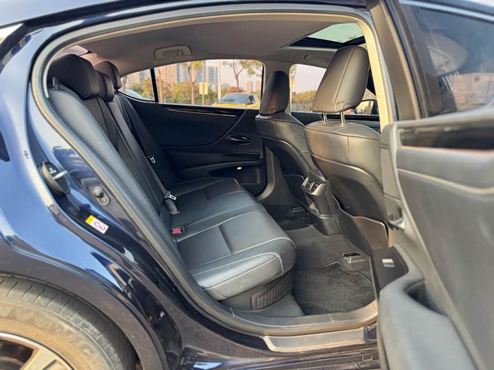 Lexus ES 300h экселленс V — фото 16