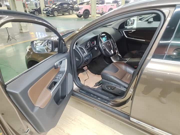 Volvo XC60 2017 T 5 AWD — фото 12