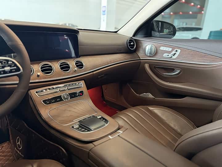 Mercedes-Benz E-Class 2019 E 300 L Luxury — фото 15