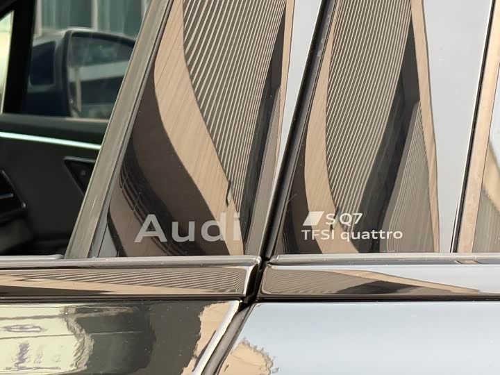 Audi SQ7 2024 4.0 TFSI — фото 13
