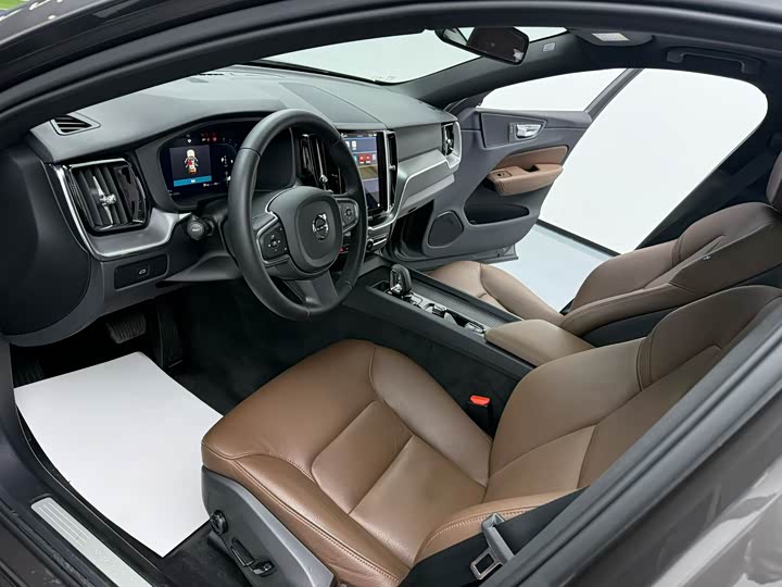 Volvo XC60 2025 B 5 4 WD — фото 3