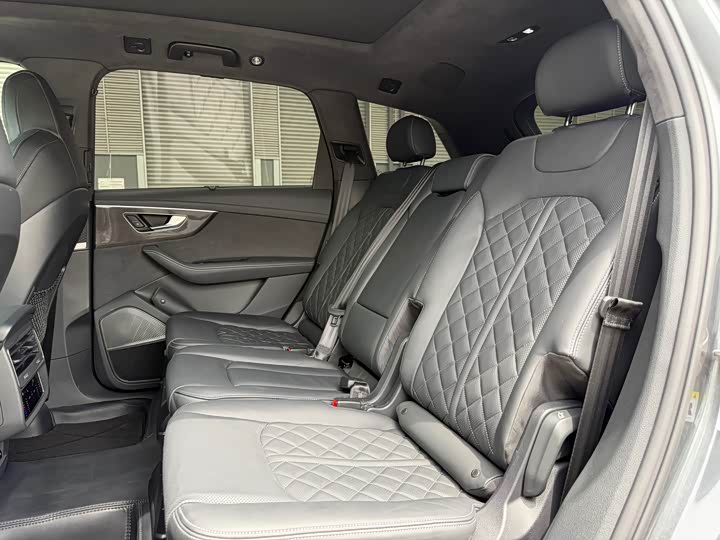 Audi SQ7 2024 4.0 TFSI — фото 9
