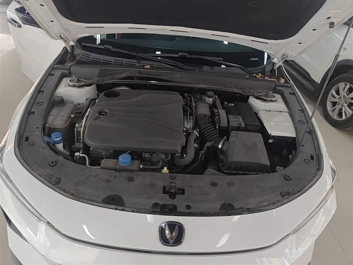 Changan UNI-V 2024 1.5 T — фото 16