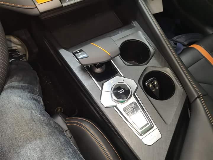 Changan UNI-V 2024 1.5 T Premium — фото 12