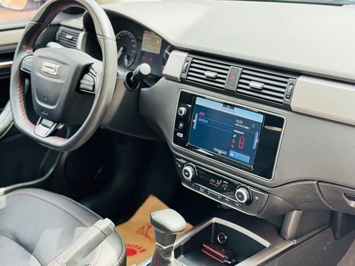 Qoros 3 2015 SUV 1.6 T AT — фото 9