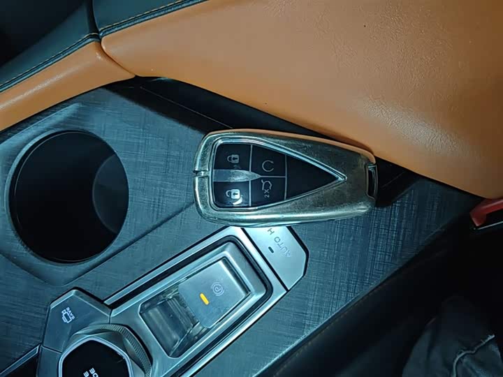 Changan UNI-V 2022 1.5 T Premium — фото 9