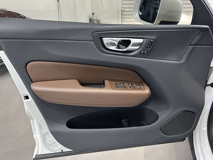 Volvo XC60 2022 B 5 4 WD — фото 5