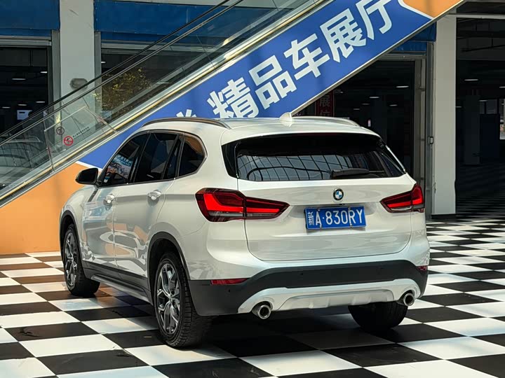 BMW X1 sDrive20Li стиль — фото 17