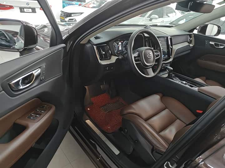Volvo XC60 2018 T 5 4 WD — фото 12