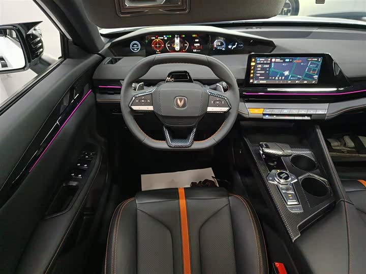 Changan UNI-V 2024 1.5 T Premium — фото 11