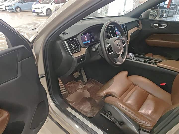 Volvo XC60 2023 B 5 4 WD — фото 16