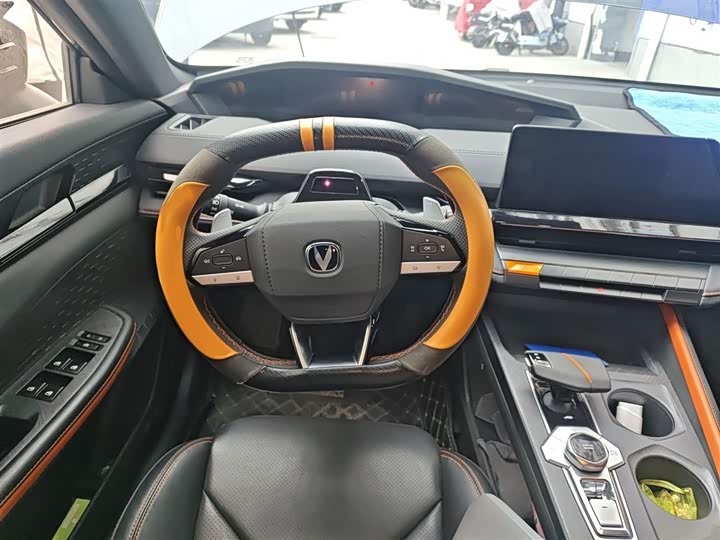 Changan UNI-V 2022 1.5 T Premium — фото 3