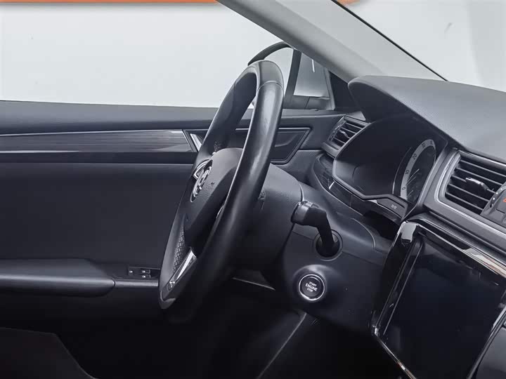 Skoda Superb — фото 22