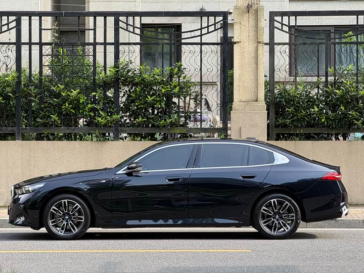 BMW 5-Series 2025 530 Li Leading M — фото 8