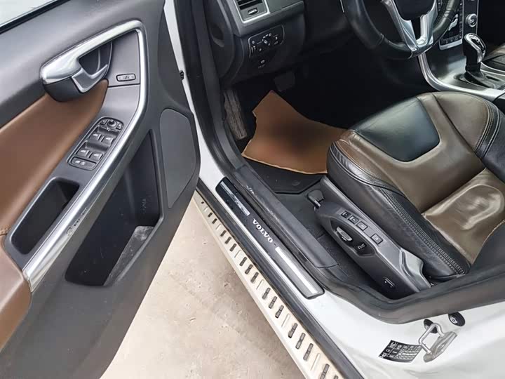 Volvo XC60 2015 T 5 AWD — фото 12