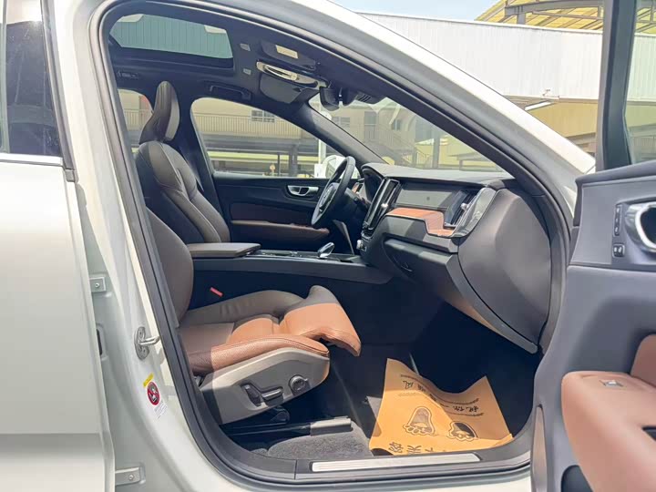 Volvo XC60 Hybrid 2025 Hybrid 4 WD — фото 10