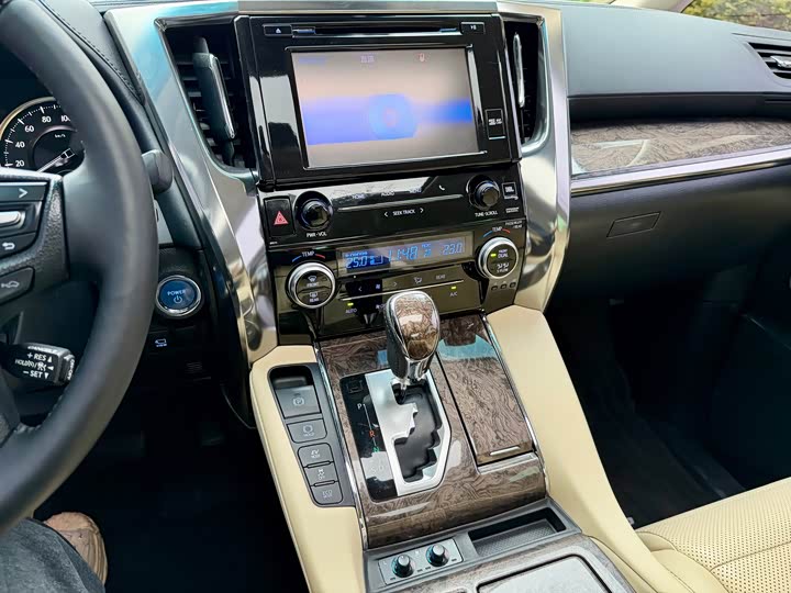 Toyota Alphard — фото 17