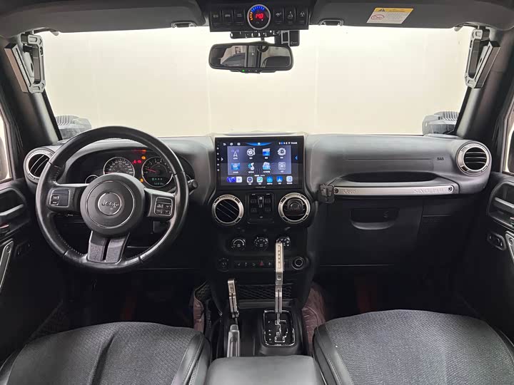 Jeep Wrangler — фото 19