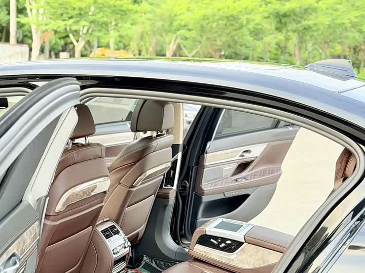 BMW 7 Series 740Li продвинутая люкс-пакет — фото 6