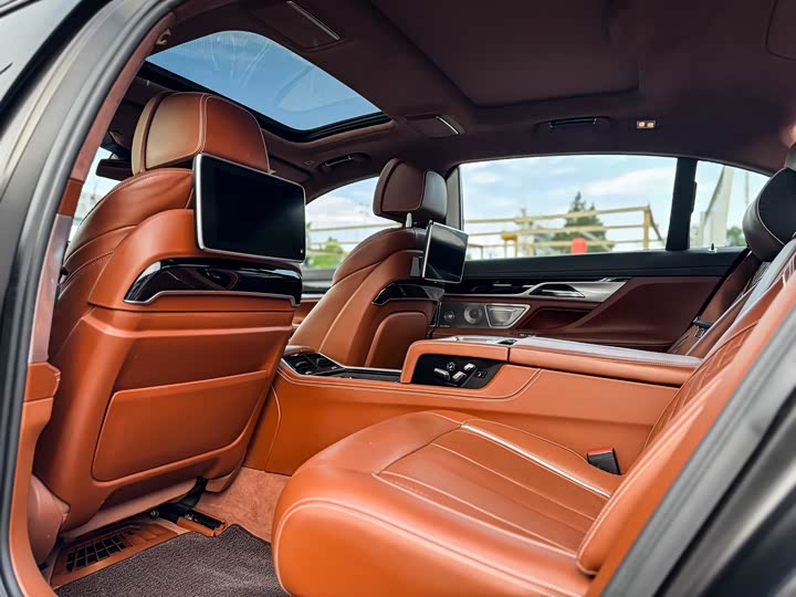 BMW 7-Series 2017 750 Li x Drive — фото 9