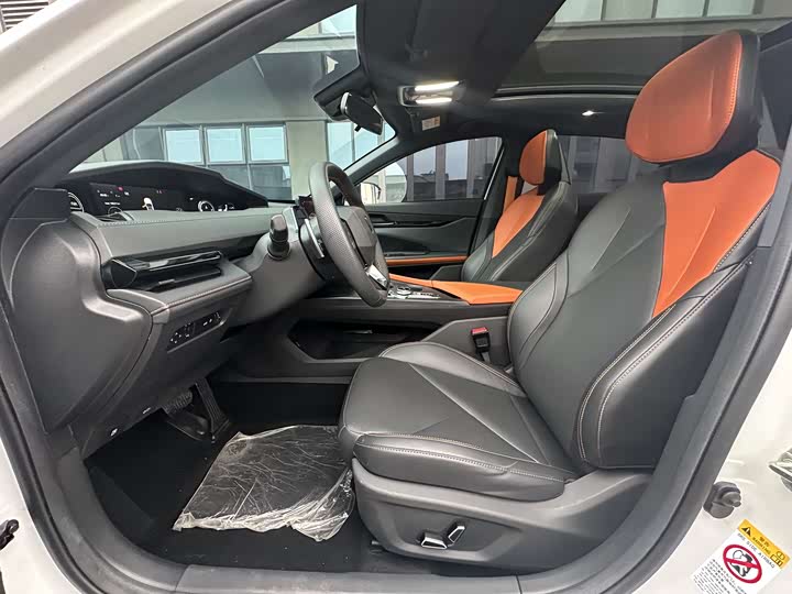Changan UNI-V 2022 1.5 T Premium — фото 3