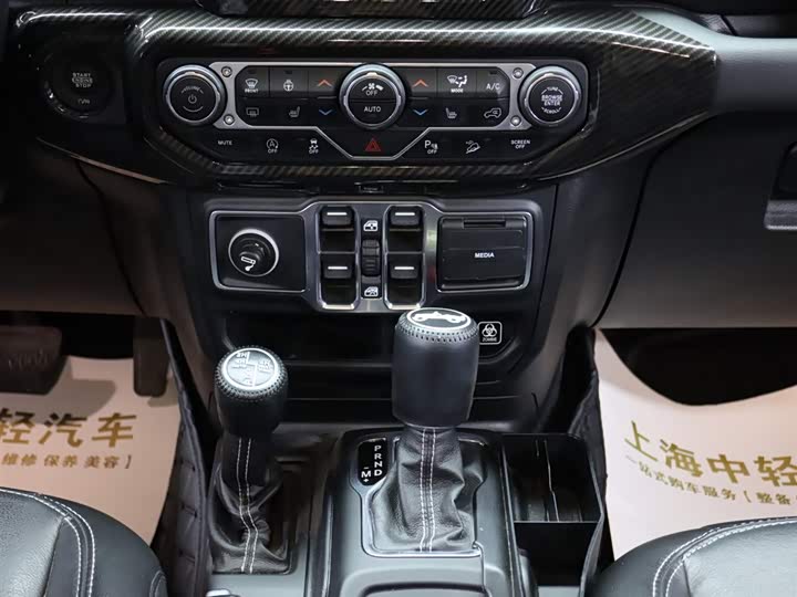 Jeep Wrangler — фото 15