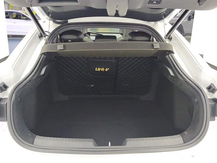 Changan UNI-V 2022 1.5 T Premium — фото 4