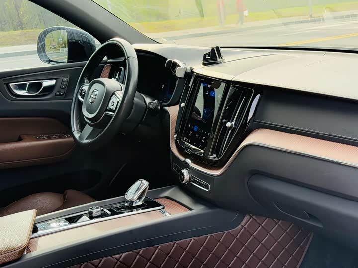 Volvo XC60 2022 B 5 4 WD — фото 7