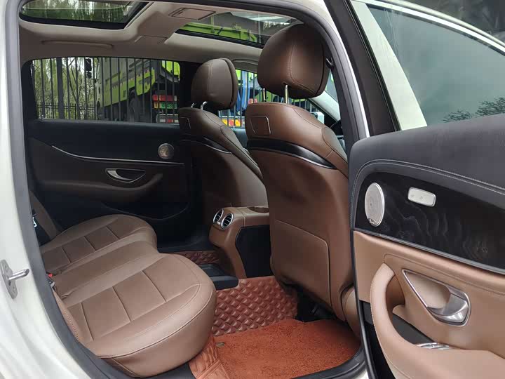 Mercedes-Benz E-Class 2018 E 300 L — фото 15