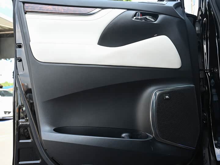 Toyota Alphard — фото 11
