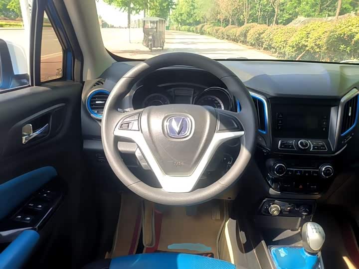 Changan CS15 2016 1.5 L MT — фото 11