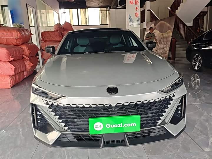 Changan UNI-V 2022 1.5 T Premium — фото 3
