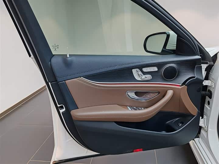 Mercedes-Benz E-Class 2019 E 300 L — фото 16