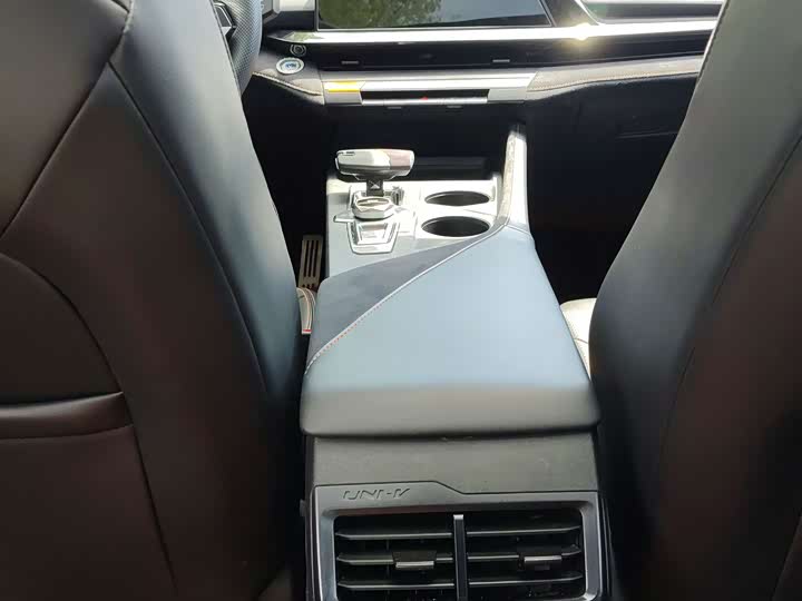 Changan UNI-V 2023 1.5 T Premium — фото 18