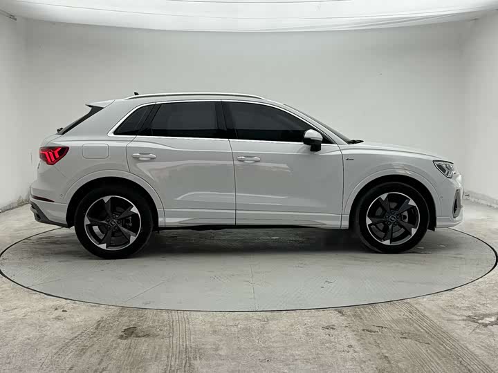 Audi Q3 2023 35 TFSI (1.4 T) — фото 10