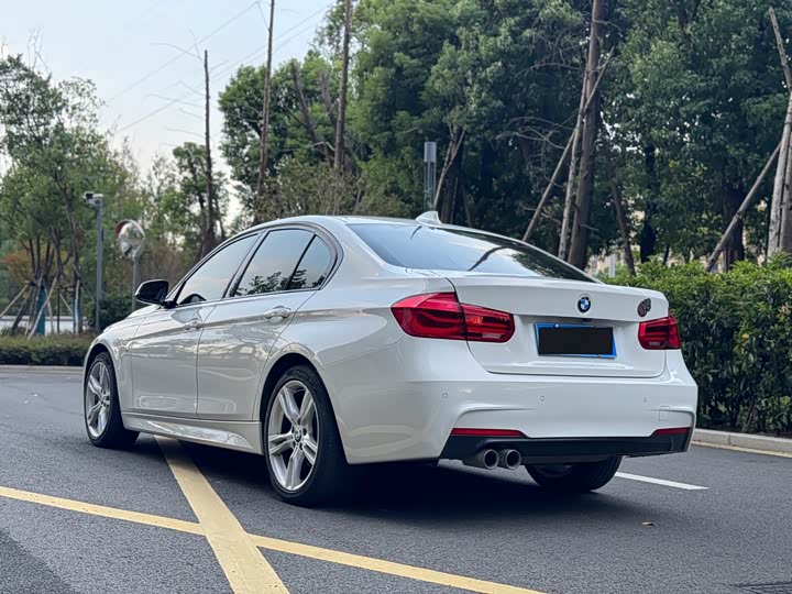 BMW 3-Series 2018 320i M — фото 12