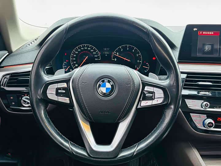 BMW 5-Series 2018 530 Li — фото 11