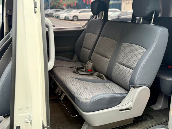 Hyundai H-1 2011 2.4 L — фото 12