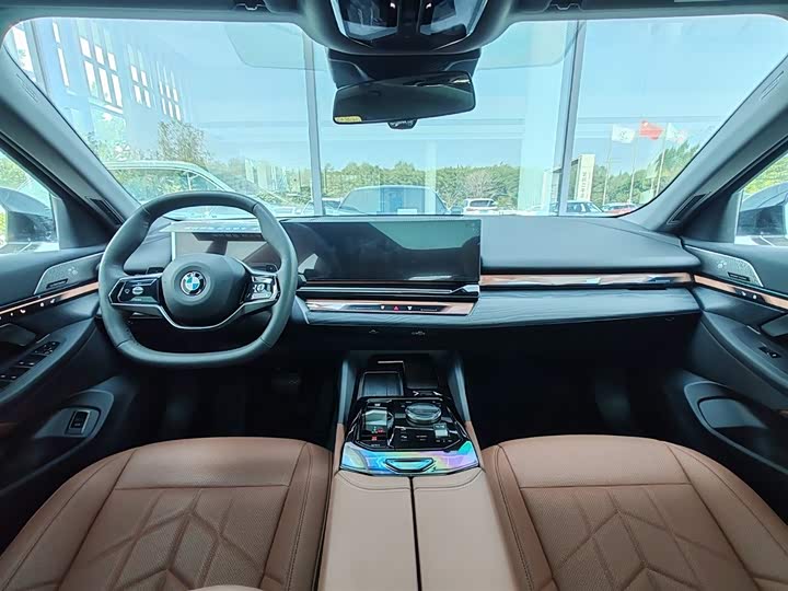 BMW 5-Series 2024 530 Li Leading — фото 7