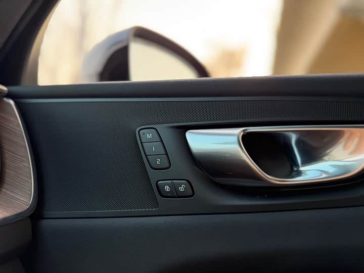 Volvo XC60 2024 B 5 4 WD — фото 18