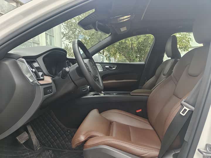 Volvo XC60 Hybrid 2024 T 8 PHEV 4 WD — фото 3