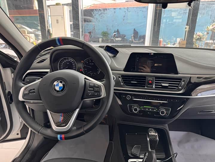 BMW 1-Series 2018 118i Sport — фото 21
