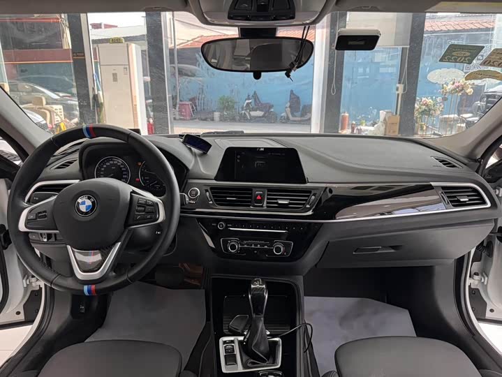 BMW 1-Series 2018 118i Sport — фото 11
